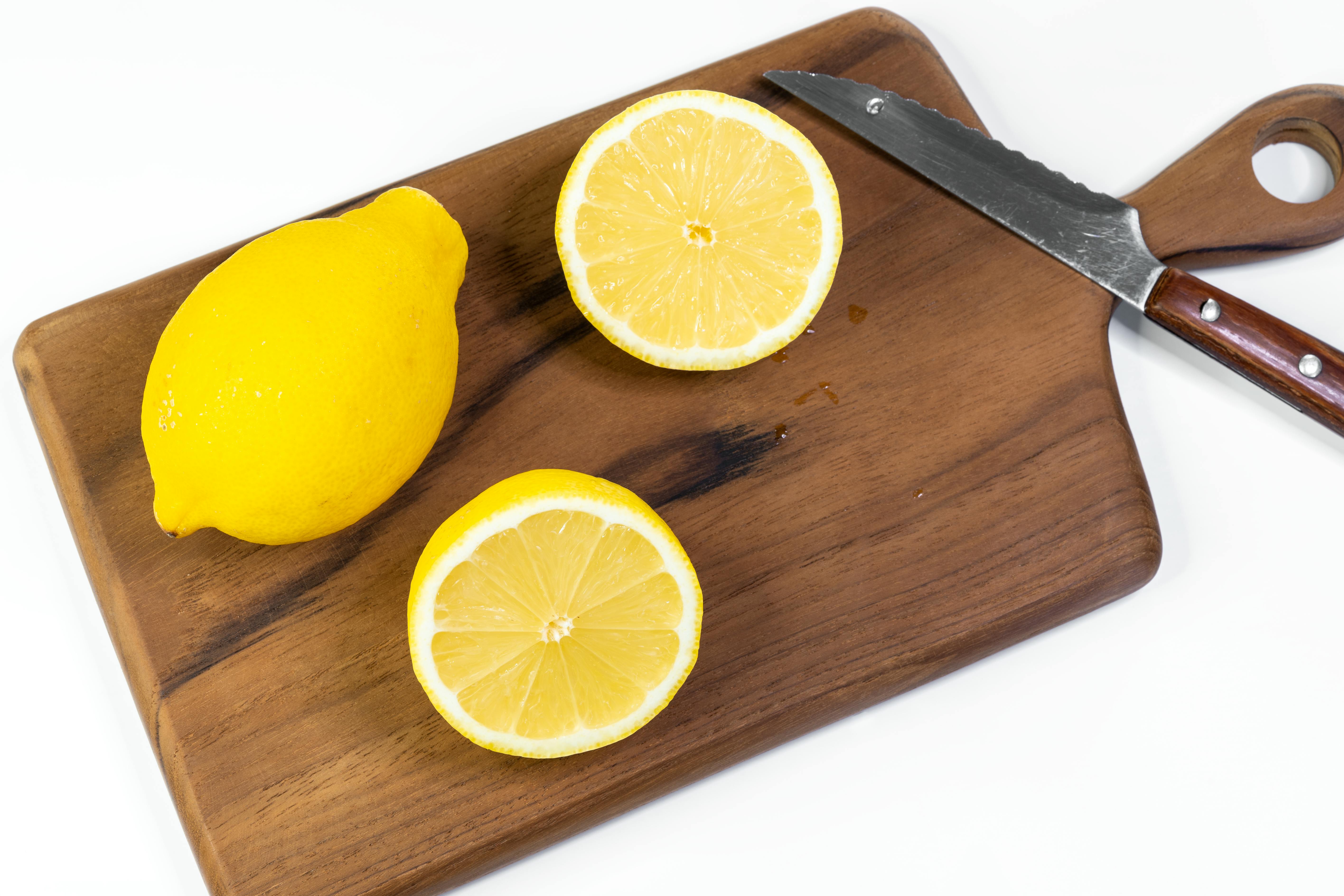 నిమ్మకాయను సరైన విధంగా కట్ చేయడం