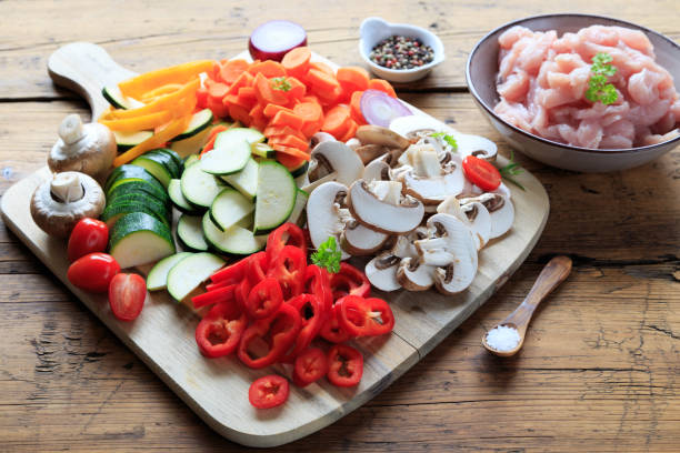 స్టిర్-ఫ్రై కోసం ముందుగా పదార్థాలు సిద్ధం చేయడం